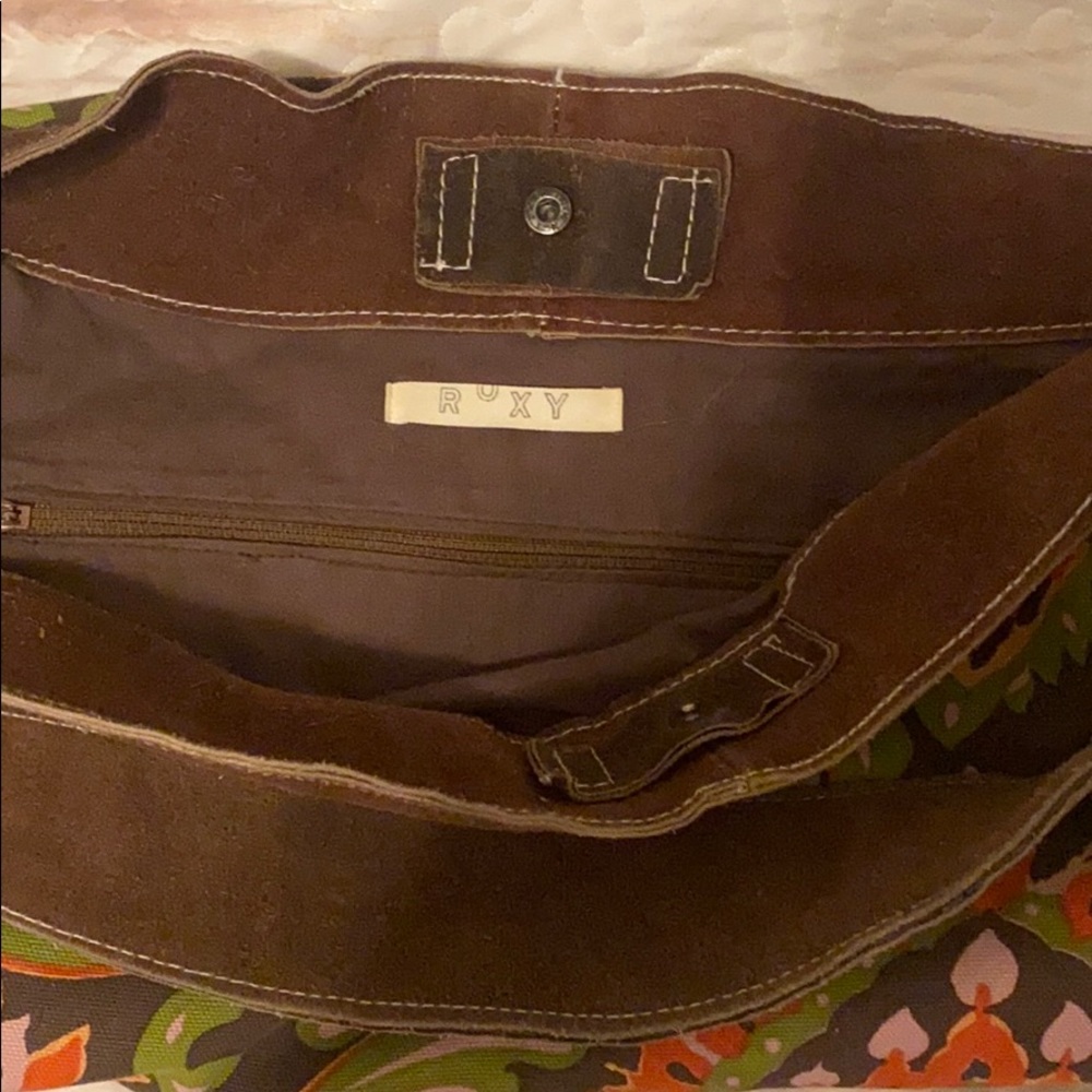 Roxy light-weight messenger bag
